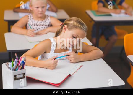 Fait ses devoirs d'écolière Banque D'Images