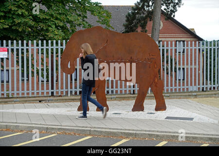 Une sculpture de l'éléphant d'acier est un signe de diriger les piétons au centre-ville de Colchester North rail station, Essex, Angleterre Banque D'Images