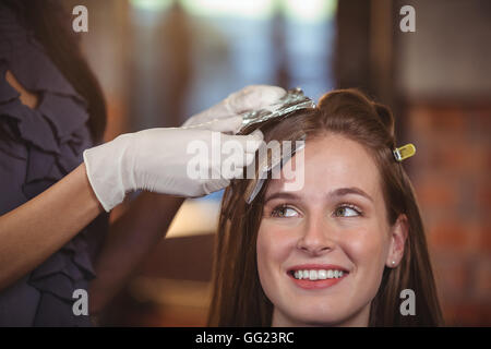 Coiffure cheveux teinture de son client Banque D'Images