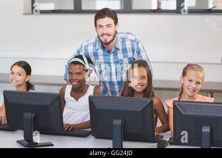 Aider les enseignants dans l'ordinateur d'apprentissage écolières Banque D'Images