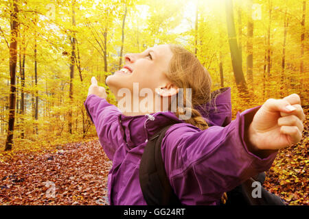 Jeune femme heureuse en automne Banque D'Images