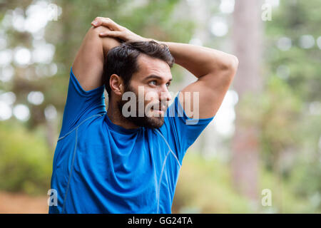 Man exercising in forest Banque D'Images