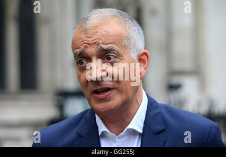 Yusef Azad, Directeur de la Stratégie National AIDS Trust, à l'extérieur de la Royal Courts of Justice, The Strand, Londres après la principale maladie de bienfaisance a remporté une bataille de la Haute Cour sur la question de savoir si un traitement préventif contre le VIH qui disent de bienfaisance est un 'jeu de CD' peuvent légalement être financés par le NHS. Banque D'Images