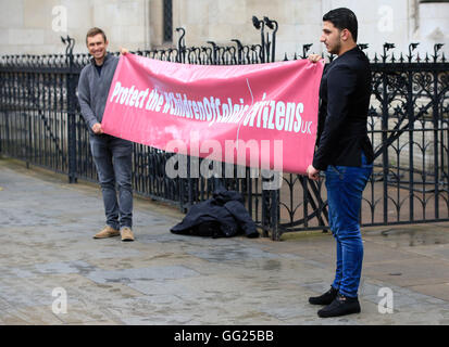 Citoyens militants de tenir une bannière à l'extérieur du Royaume-Uni la Royal Courts of Justice, The Strand, Londres après le Home Office a gagné son défi de la Cour d'appel contre une décision historique qui a permis à quatre réfugiés syriens vivant dans 'la Jungle' camp à Calais pour venir en Grande-Bretagne. Banque D'Images