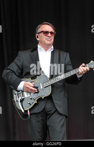 Chris Difford de Squeeze en live sur la scène du festival 2016 de la latitude, à Southwold, Suffolk Banque D'Images