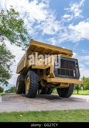 Vieux camion lourd pour une utilisation dans le secteur de la mine locale. Banque D'Images