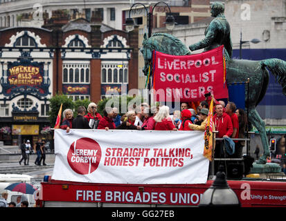 Leader du travail adresses Jeremy Corbyn un rassemblement à Liverpool dans le cadre de son offre pour lutter contre le défi à son leadership.1er août 2016. Banque D'Images