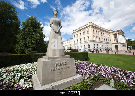 Statue de la Reine Maud par Ada Madsen (1959) dans le parc du Palais Royal (b comme Slott), Oslo, Norvège, Scandinavie Banque D'Images