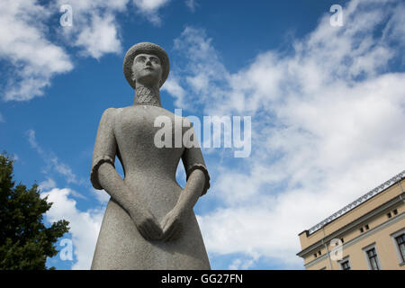 Statue de la Reine Maud par Ada Madsen (1959) dans le parc du Palais Royal (b comme Slott), Oslo, Norvège, Scandinavie Banque D'Images