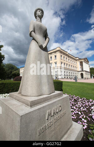 Statue de la Reine Maud par Ada Madsen (1959) dans le parc du Palais Royal (b comme Slott), Oslo, Norvège, Scandinavie Banque D'Images