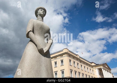 Statue de la Reine Maud par Ada Madsen (1959) dans le parc du Palais Royal (b comme Slott), Oslo, Norvège, Scandinavie Banque D'Images