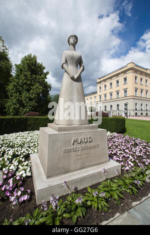 Statue de la Reine Maud par Ada Madsen (1959) dans le parc du Palais Royal (b comme Slott), Oslo, Norvège, Scandinavie Banque D'Images