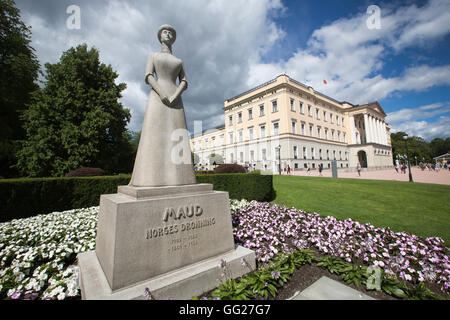 Statue de la Reine Maud par Ada Madsen (1959) dans le parc du Palais Royal (b comme Slott), Oslo, Norvège, Scandinavie Banque D'Images