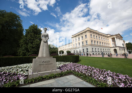 Statue de la Reine Maud par Ada Madsen (1959) dans le parc du Palais Royal (b comme Slott), Oslo, Norvège, Scandinavie Banque D'Images