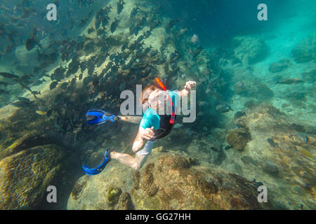 Homme snorkeler diving Banque D'Images