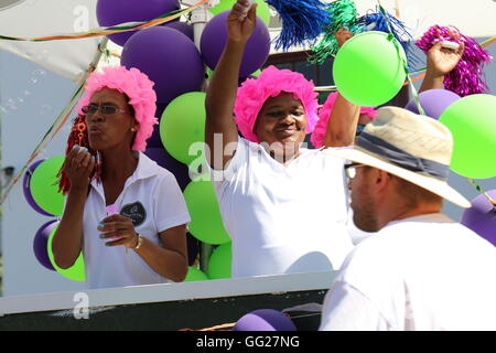 Les femmes d'Afrique du Sud sur un flotteur portant des perruques de couleur à la parade des vins de Stellenbosch 2016 Banque D'Images
