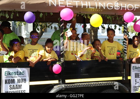 Les enfants africains sur un flotteur à la parade des vins de Stellenbosch 2016 Banque D'Images