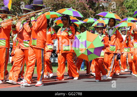Les Africains dans des tenues colorées avec parasols à la 2016 street parade de vin à Stellenbosch en Afrique du Sud Banque D'Images