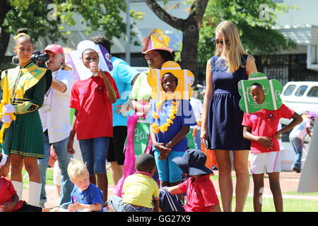 Les gens dans la rue avec des tenues colorées et de masques à la parade des vins de Stellenbosch 2016 Banque D'Images