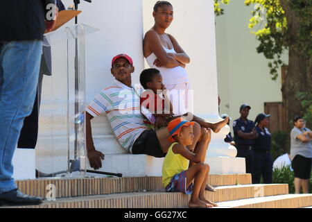 Une famille d'Afrique du Sud dans la rue au défilé des vins de Stellenbosch 2016 Banque D'Images