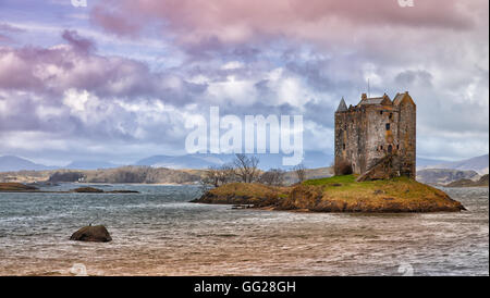 Château de Stalker, est une tour de quatre étages maison ou garder son emplacement pittoresque situé sur un îlot de marée sur le Loch Laich, un bras sur le Loch Linnhe. Banque D'Images