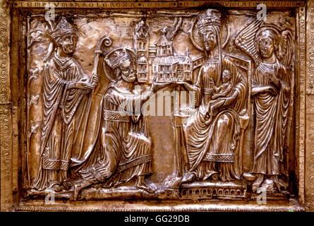 Aix-la-Chapelle le Trésor reliquaire de Charlemagne Ca. 1215 Détail : Charlemagne offrant la cathédrale à la Vierge Moyen-Âge Allemagne / Cathédrale d'Aix Banque D'Images