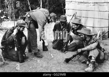 Au cours de la révolution, Fidel Castro et Che Guevara entouré par des guérilleros 1956-1959 Cuba Banque D'Images