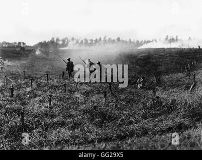 Les soldats de l'infanterie américaine avançant derrière un réservoir par des barbelés près de Beauquesnes, Somme France, la Première Guerre mondiale, Washington, National Archives Banque D'Images