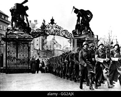 L'annexion de la Tchécoslovaquie par l'Allemagne. Les troupes allemandes dans l'ancien château forteresse de Hadschin Mars 1939 à Prague, Tchécoslovaquie Banque D'Images