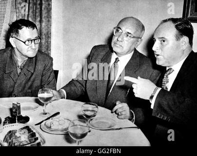 Bertold Brecht (1898-1956) et Johannes R. Becher (milieu) dans l'ouest de Berlin Allemagne 1954 Paris. Bibliothèque nationale Banque D'Images