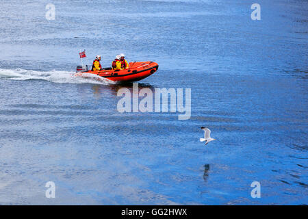 Des bateaux de sauvetage côtiers de la RNLI à Whitby Harbour., North Yorkshire, Angleterre Banque D'Images