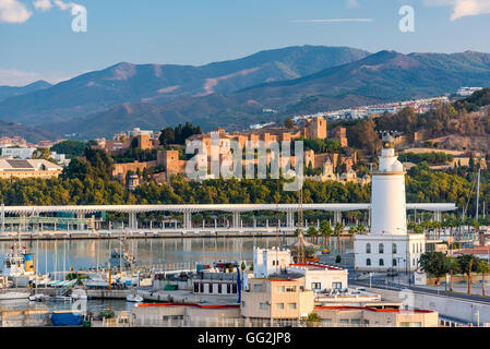 Malaga, Espagne paysage urbain avec le phare et l'Alcazaba. Banque D'Images