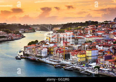 Porto, Portugal vieille ville sur le fleuve Douro. Banque D'Images