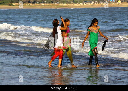 Colorés et de belles jeunes femmes marchant sur le bord de la mer dans l'île de Diu, Inde Banque D'Images