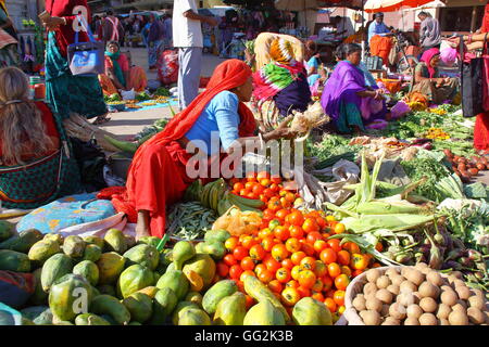 Un marché alimentaire coloré dans l'île de Diu, Inde Banque D'Images