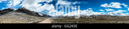 Shandur pass road horizon paysage stérile Banque D'Images