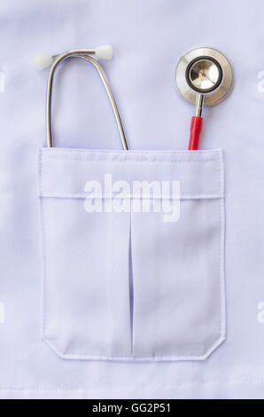 Stéthoscope rouge blanc dans la poche de manteau de laboratoire les médecins Banque D'Images
