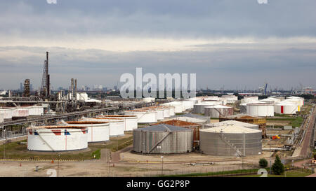 Raffinerie de pétrole dans le port de Rotterdam. Les tours de la ville est visible dans l'arrière-plan. Banque D'Images