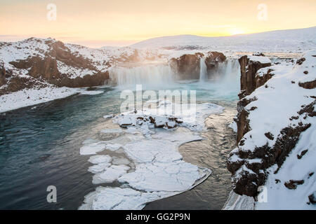 Cascade Godafoss en hiver, au coucher du soleil. L'Islande Banque D'Images