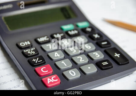 Calculatrice sur papiers blancs Banque D'Images