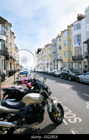 Une vue vers le bas Madeira Place vers le front de mer de Brighton et Grande Roue, Kemp Town, Brighton & Hove, East Sussex, England, UK Banque D'Images