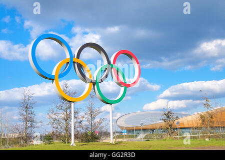 Les anneaux olympiques et Lee Valley VeloPark, Queen Elizabeth Olympic Park, Stratford, East London, England, UK Banque D'Images