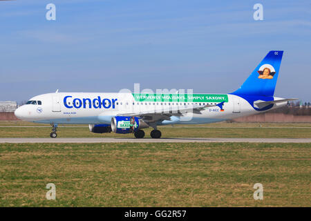 Stuttgart, Allemagne - Mai 1, 2016:Airbus 320 de la compagnie aérienne Condor à l'atterrissage à l'aéroport international de Stuttgart. Banque D'Images