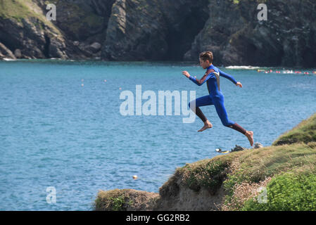 Désactivation d'un jeune adolescent au large des falaises, Newquay, Cornwall. Banque D'Images