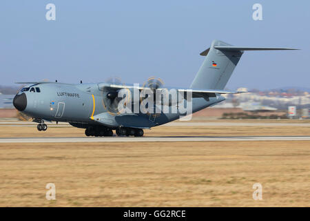 Stuttgart/Allemagne 18 mars 2016:Airbus A400M de la Force aérienne allemande à l'aéroport de Stuttgart. Banque D'Images