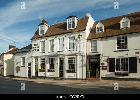 Après-midi d'été à White Horse hotel à Storrington, West Sussex, Angleterre. Banque D'Images