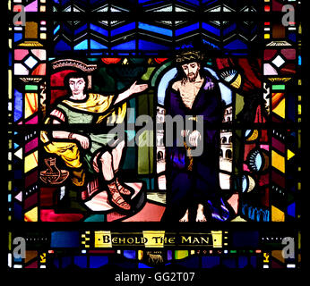 Londres, Angleterre, Royaume-Uni. L'église St Etheldreda à Ely Place. Vitrail : procès du Christ devant Pilate Banque D'Images