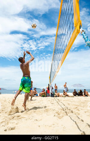 RIO DE JANEIRO - le 17 mars 2016 : les jeunes Brésiliens carioca jouer un jeu de futevolei (footvolley), d'un football volley-ball mix. Banque D'Images