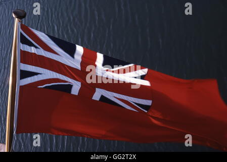 AJAXNETPHOTO. En mer. Navire marchand - FLAG - RED ENSIGN DE LA MARINE MARCHANDE BRITANNIQUE. PHOTO:JONATHAN EASTLAND/AJAX REF:920784 Banque D'Images