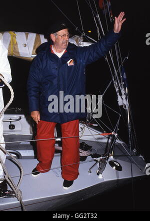 AJAXNETPHOTO. Août 14th, 1985. PLYMOUTH, en Angleterre. - ADMIRAL'S CUP - Fastnet Race 1985 - RUBIN PROPRIÉTAIRE ET SKIPPER HANS OTTO SCHUMANN (GER) À L'ARRIVÉE À LA FIN DE COURSE. photo:JONATHAN EASTLAND/AJAX REF:864210 Banque D'Images